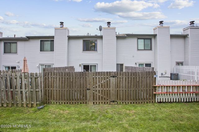 18 Lexington Circle, Matawan, NJ 07747