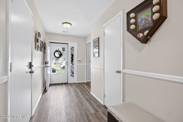 18 Lexington Circle, Matawan, NJ 07747