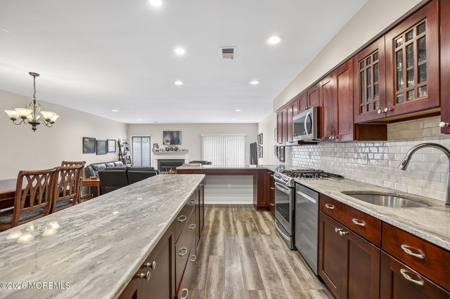 18 Lexington Circle, Matawan, NJ 07747