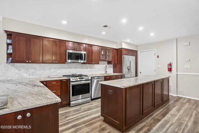 18 Lexington Circle, Matawan, NJ 07747