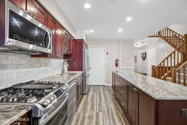 18 Lexington Circle, Matawan, NJ 07747