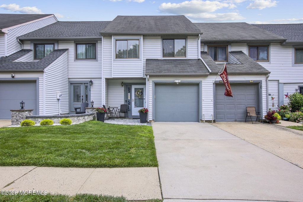 18 Lexington Circle, Matawan, NJ 07747