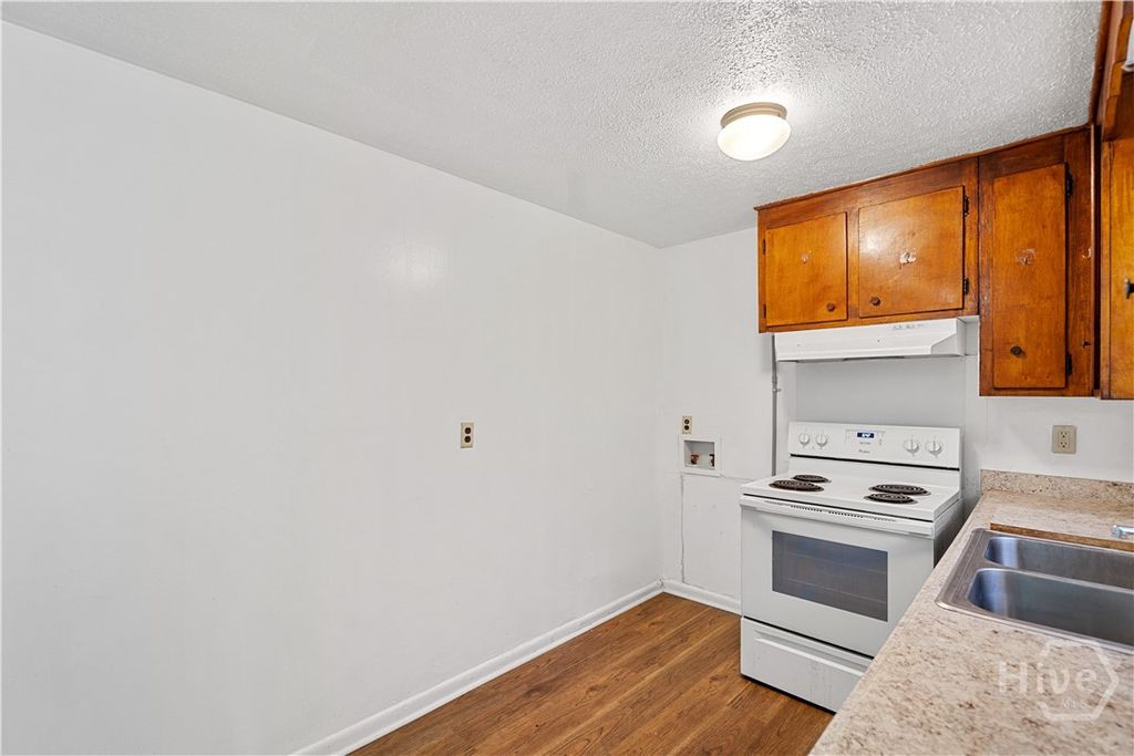 Image 10 of property listing at 1135 Collins Street, Savannah, GA 31404