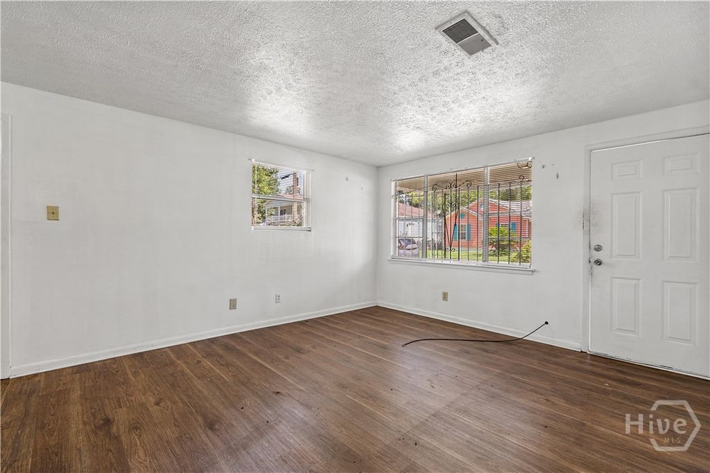 Image 4 of property listing at 1135 Collins Street, Savannah, GA 31404