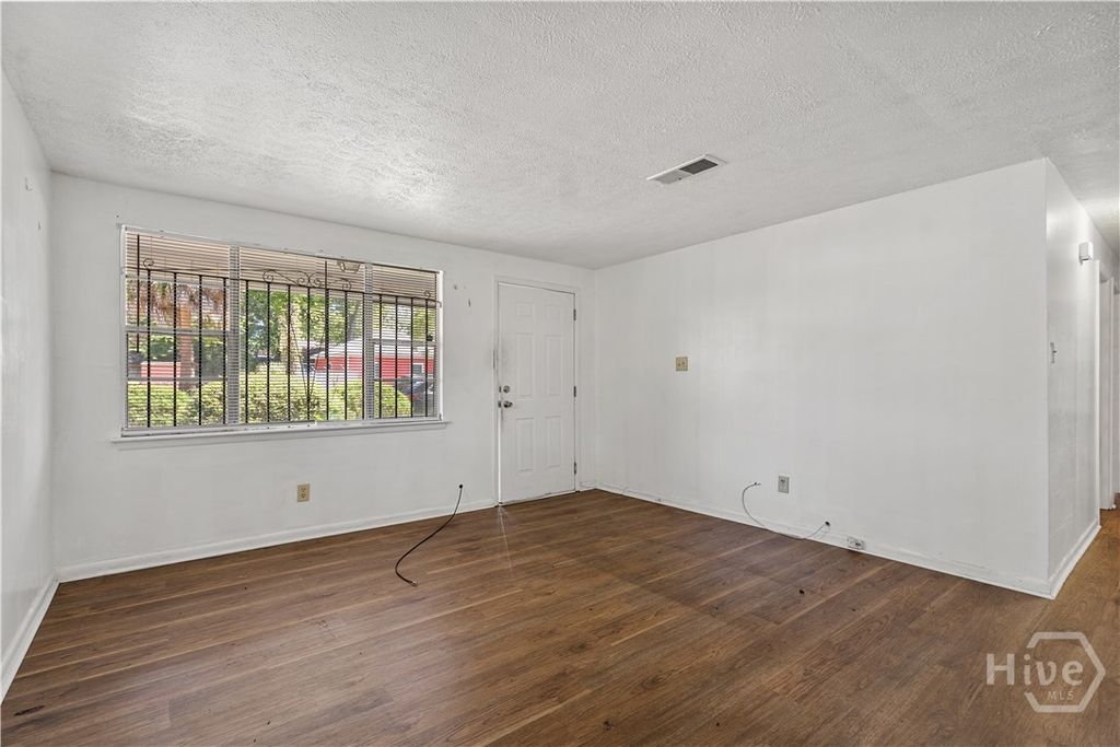 Image 5 of property listing at 1135 Collins Street, Savannah, GA 31404