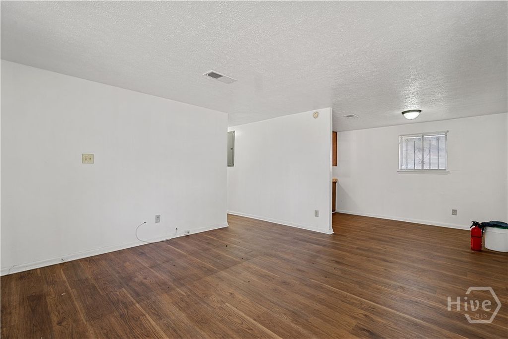 Image 6 of property listing at 1135 Collins Street, Savannah, GA 31404