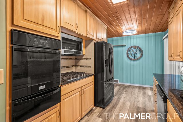 490 17 Mile Road, Tyrone Twp, MI 49330