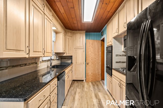 490 17 Mile Road, Tyrone Twp, MI 49330