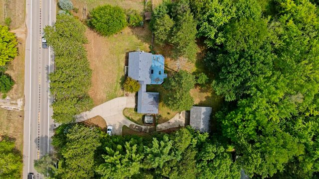 490 17 Mile Road, Tyrone Twp, MI 49330