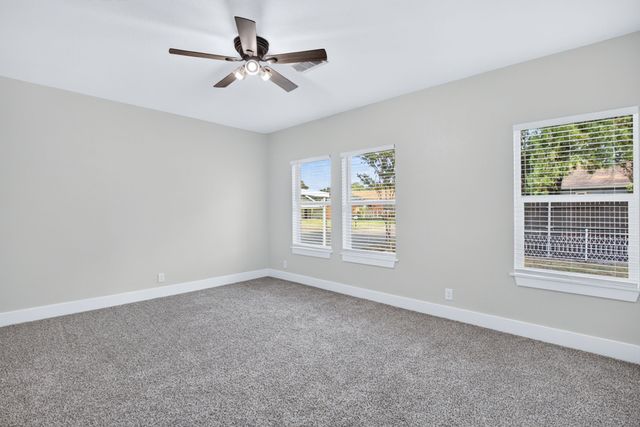 411 S Bowie Drive, Weatherford, TX 76086