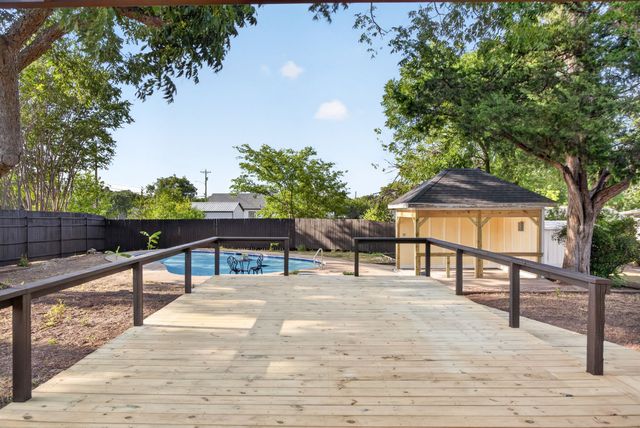 411 S Bowie Drive, Weatherford, TX 76086