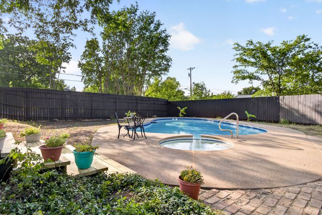 411 S Bowie Drive, Weatherford, TX 76086