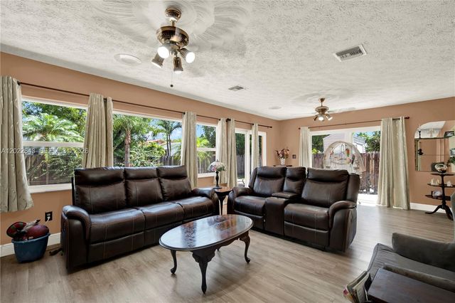 10813 SW 158th Ln, Miami, FL 33157