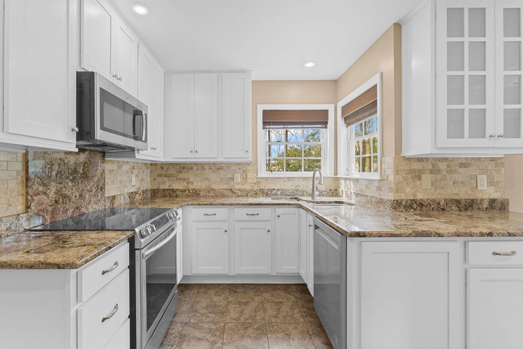 Image 3 of property listing at 803 N Aylesbury Road, Goose Creek, SC 29445