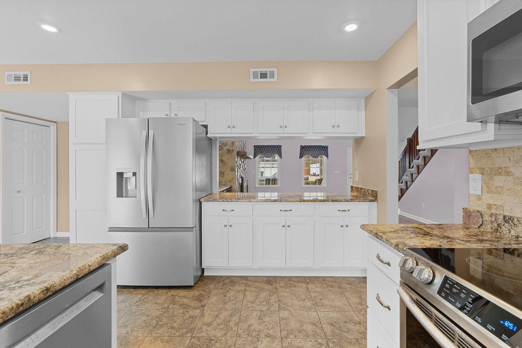 Image 4 of property listing at 803 N Aylesbury Road, Goose Creek, SC 29445