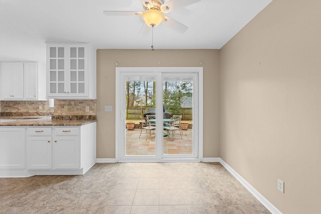 Image 7 of property listing at 803 N Aylesbury Road, Goose Creek, SC 29445