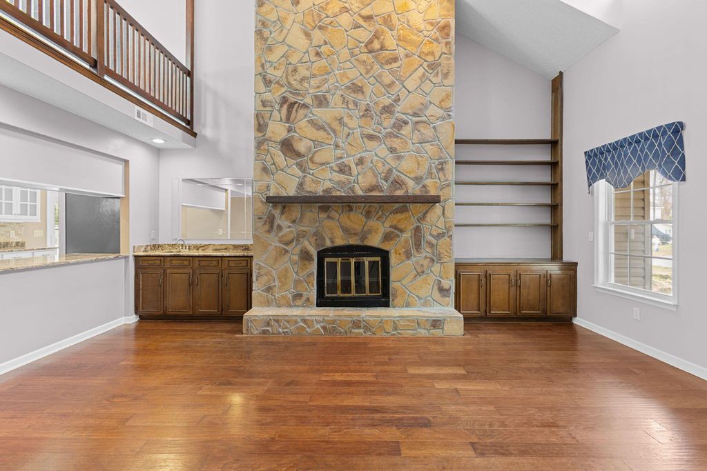 Image 9 of property listing at 803 N Aylesbury Road, Goose Creek, SC 29445