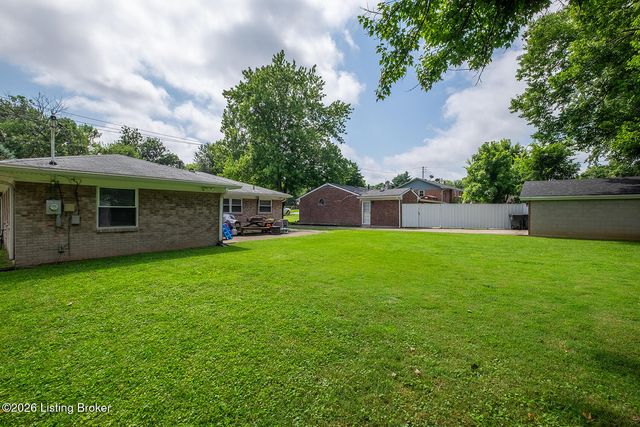 3620 Saint Edwards Dr, Louisville, KY 40299