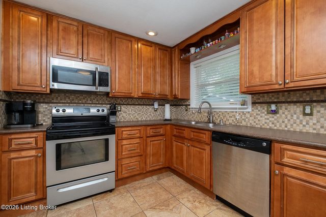 3620 Saint Edwards Dr, Louisville, KY 40299