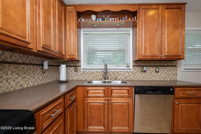 3620 Saint Edwards Dr, Louisville, KY 40299