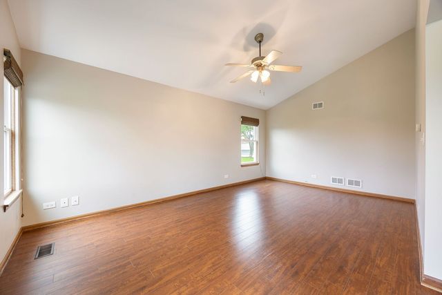 909 FOX CHASE DR Drive, Round Lake Beach, IL 60073