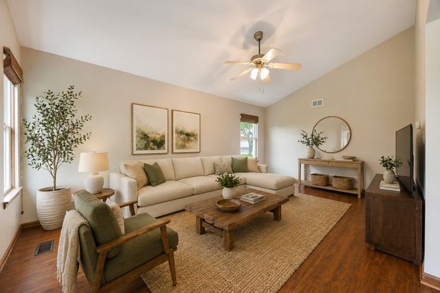 909 FOX CHASE DR Drive, Round Lake Beach, IL 60073