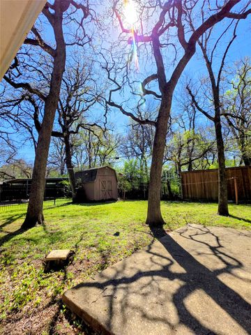 1020 Redbud Court, Arlington, TX 76012