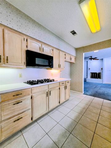 1020 Redbud Court, Arlington, TX 76012