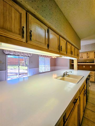 1020 Redbud Court, Arlington, TX 76012