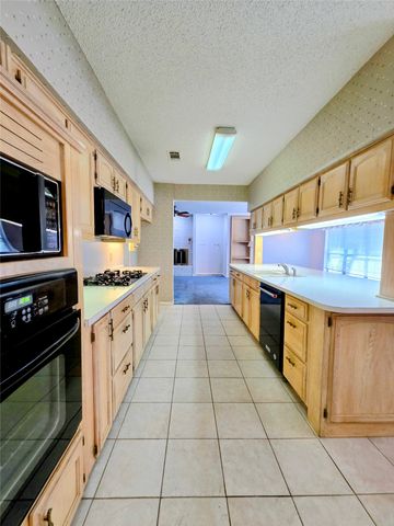 1020 Redbud Court, Arlington, TX 76012