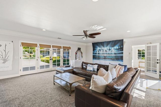 8 Country Glen Rd, Fallbrook, CA 92028