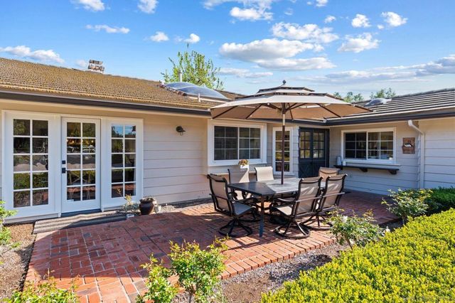 8 Country Glen Rd, Fallbrook, CA 92028