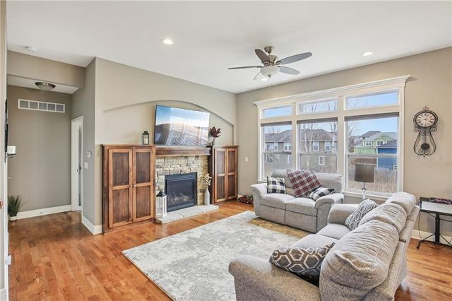 915 N Oak Terrace, Tonganoxie, KS 66086