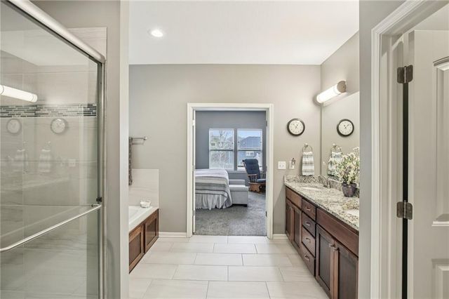 915 N Oak Terrace, Tonganoxie, KS 66086