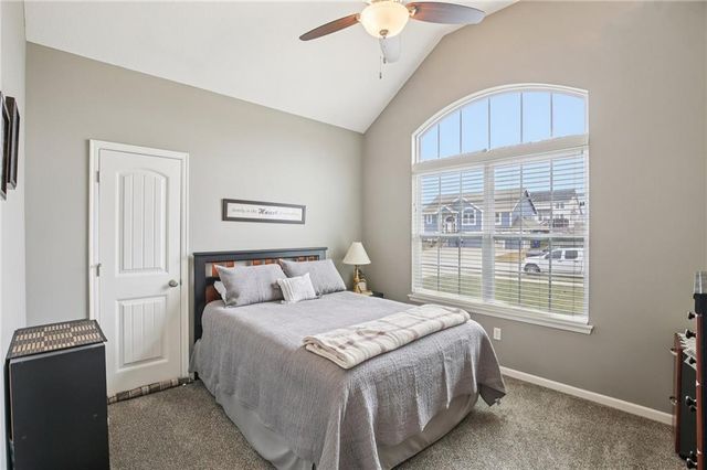 915 N Oak Terrace, Tonganoxie, KS 66086