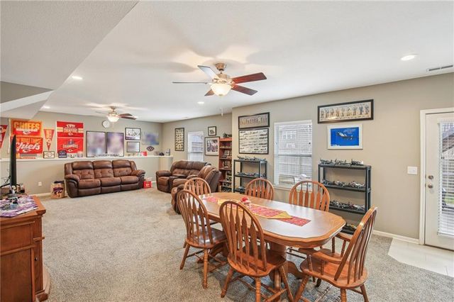 915 N Oak Terrace, Tonganoxie, KS 66086