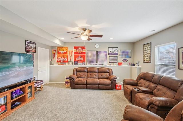 915 N Oak Terrace, Tonganoxie, KS 66086