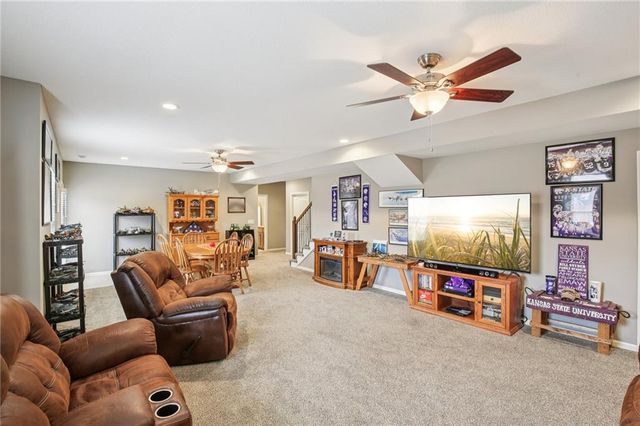 915 N Oak Terrace, Tonganoxie, KS 66086