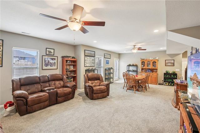 915 N Oak Terrace, Tonganoxie, KS 66086