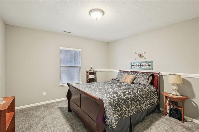 915 N Oak Terrace, Tonganoxie, KS 66086