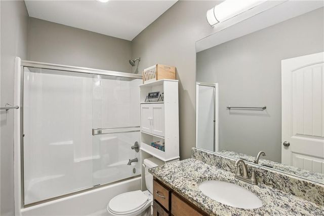 915 N Oak Terrace, Tonganoxie, KS 66086