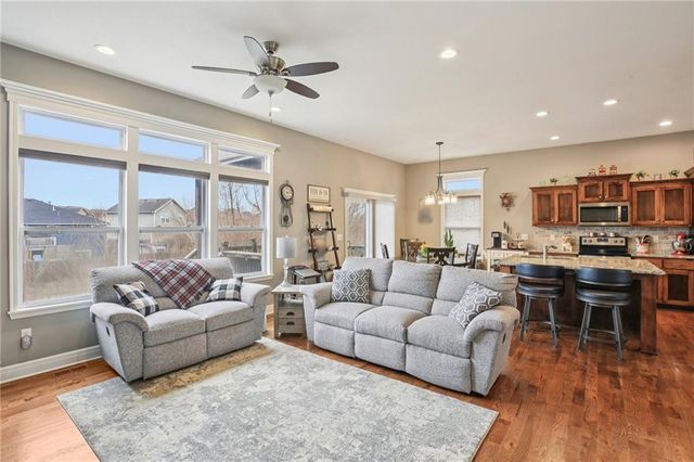 915 N Oak Terrace, Tonganoxie, KS 66086