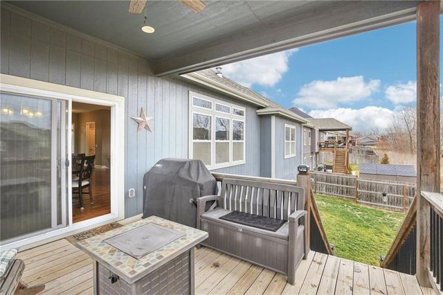 915 N Oak Terrace, Tonganoxie, KS 66086