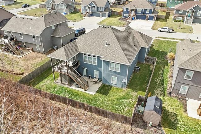 915 N Oak Terrace, Tonganoxie, KS 66086