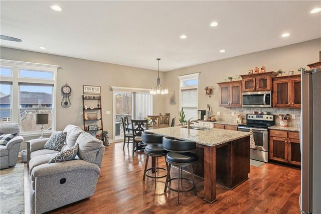 915 N Oak Terrace, Tonganoxie, KS 66086