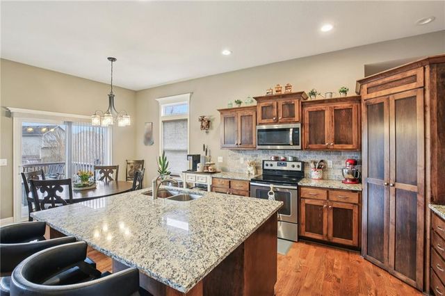 915 N Oak Terrace, Tonganoxie, KS 66086