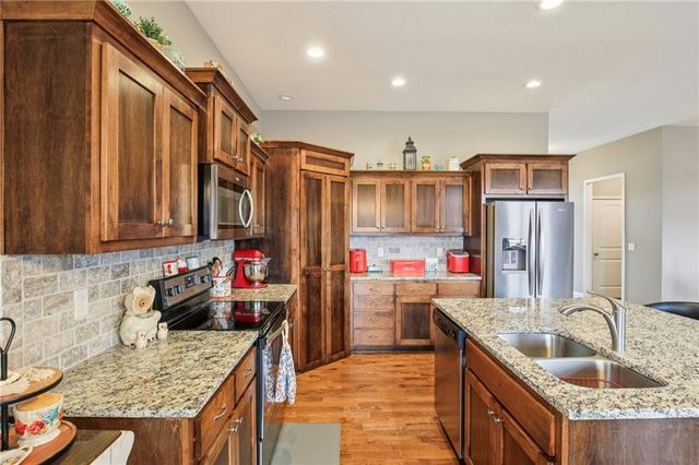 915 N Oak Terrace, Tonganoxie, KS 66086