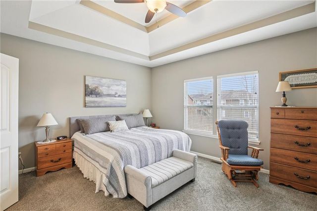 915 N Oak Terrace, Tonganoxie, KS 66086