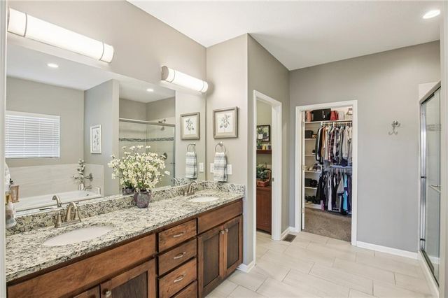 915 N Oak Terrace, Tonganoxie, KS 66086