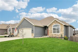 915 N Oak Terrace, Tonganoxie, KS 66086